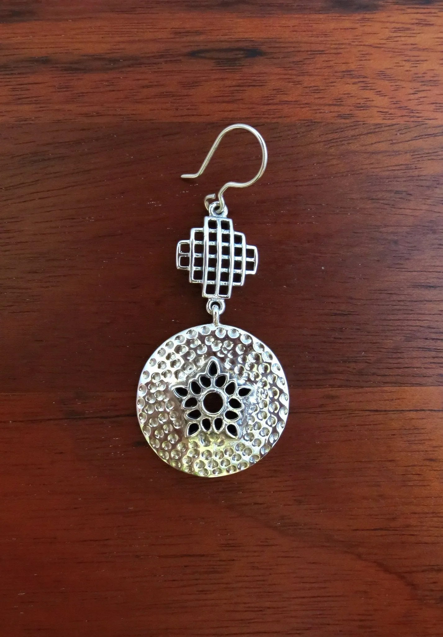 Chic grid and hammered disc dangling earrings