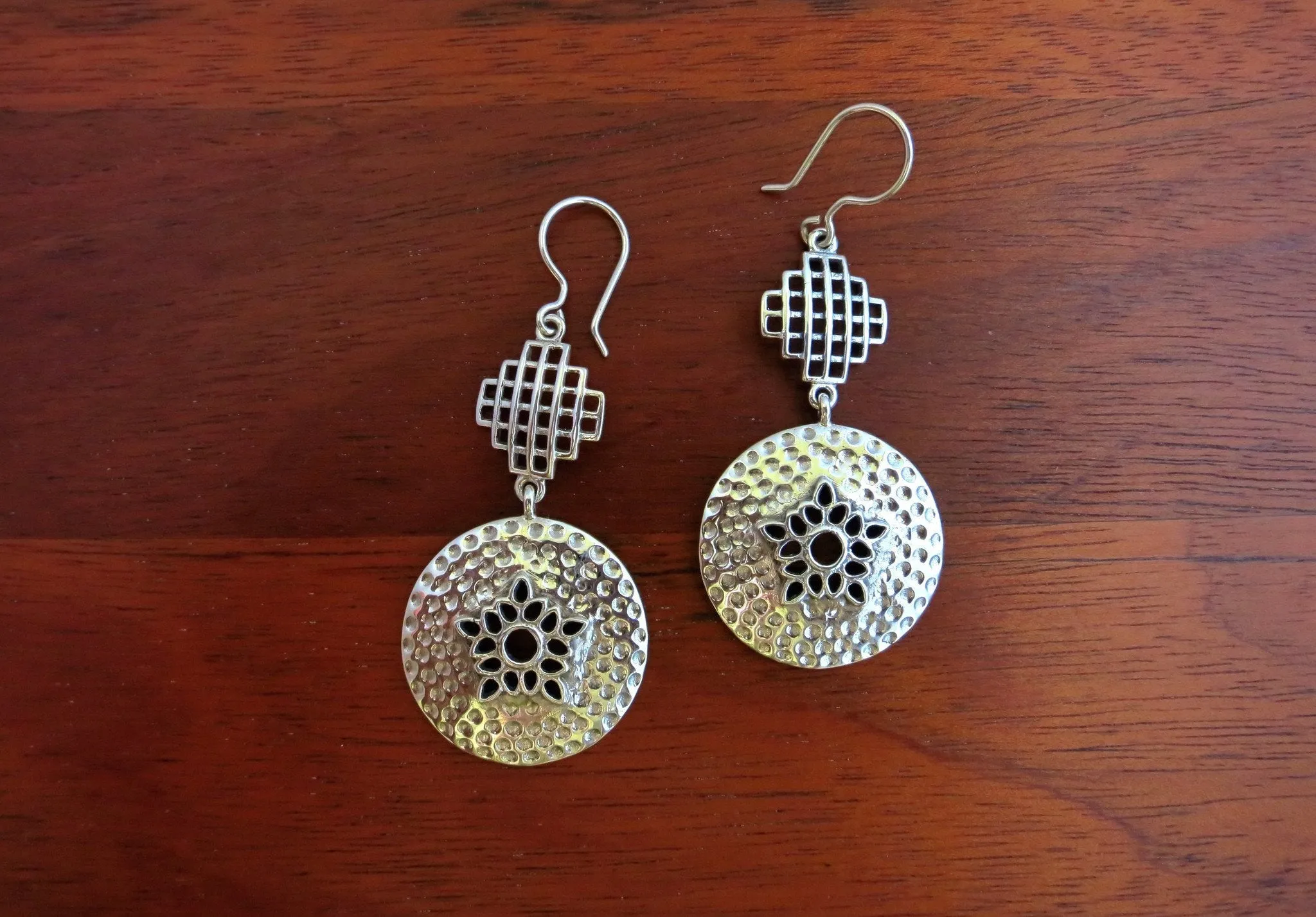 Chic grid and hammered disc dangling earrings