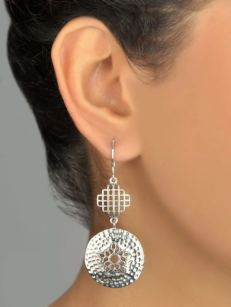 Chic grid and hammered disc dangling earrings