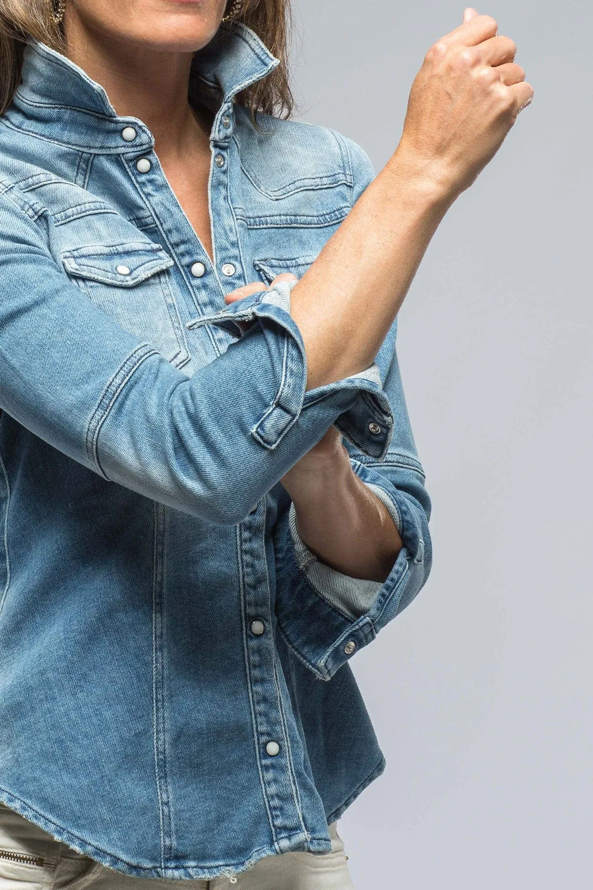 Maddi Fitted Snap Shirt In Distressed Light Wash