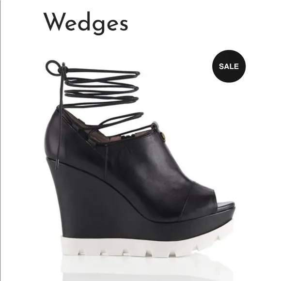 Rochessa &quot;Roll On&quot; black wedges