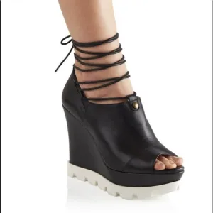 Rochessa &quot;Roll On&quot; black wedges